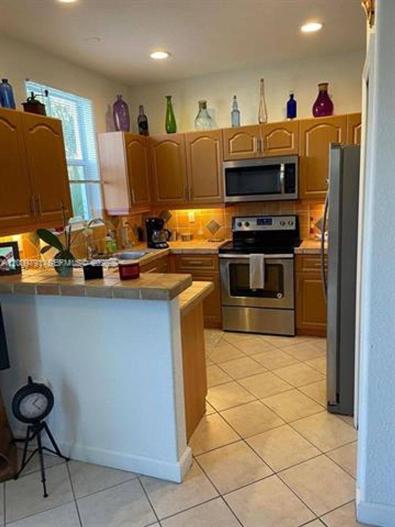 Townhouse for rent at 11425 NW 76th Terrace Th, Miami, FL 33178