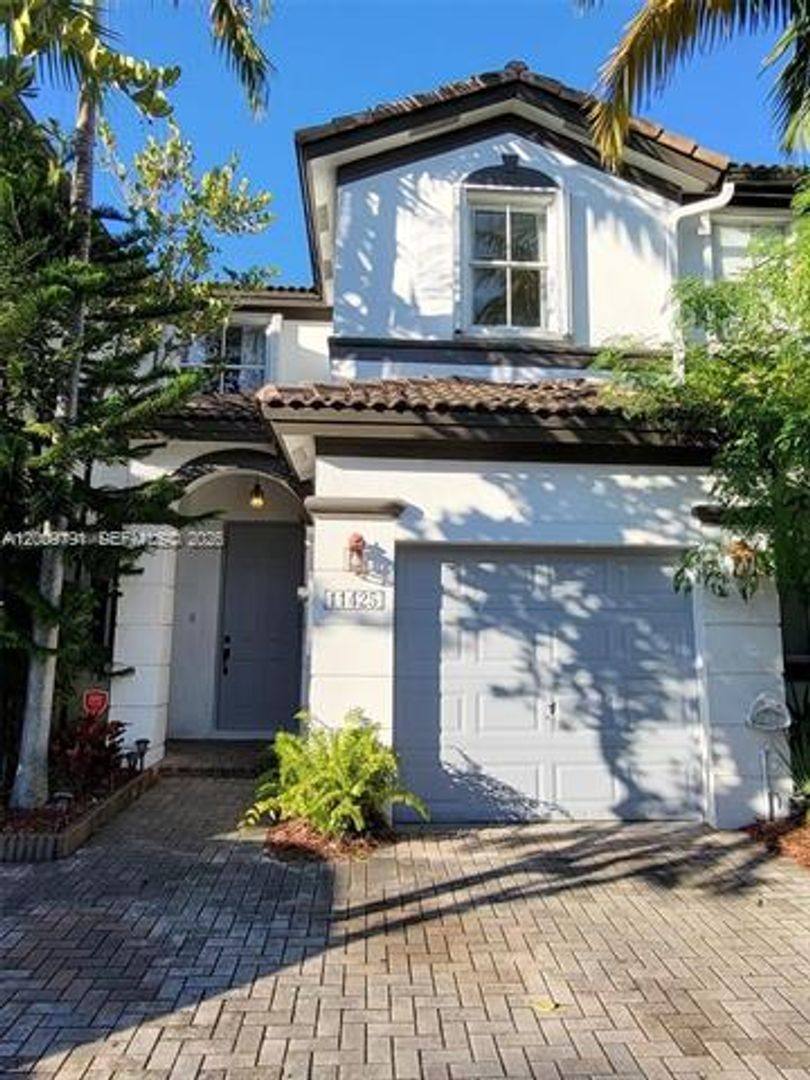 Townhouse for rent at 11425 NW 76th Terrace Th, Miami, FL 33178