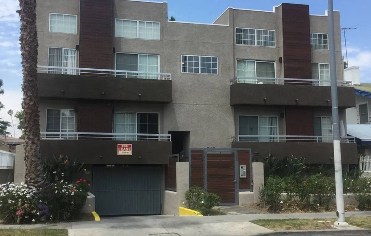 Apartment for rent at 549 S Wilton Place, Los Angeles, CA 90020