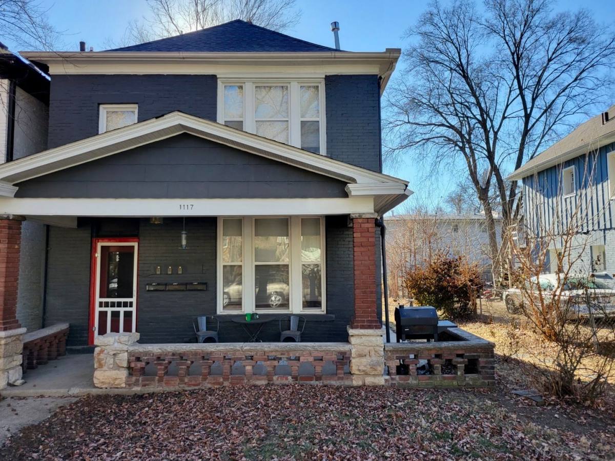 Apartment for rent at 1117 W 41st Terrace, Kansas City, MO 64111
