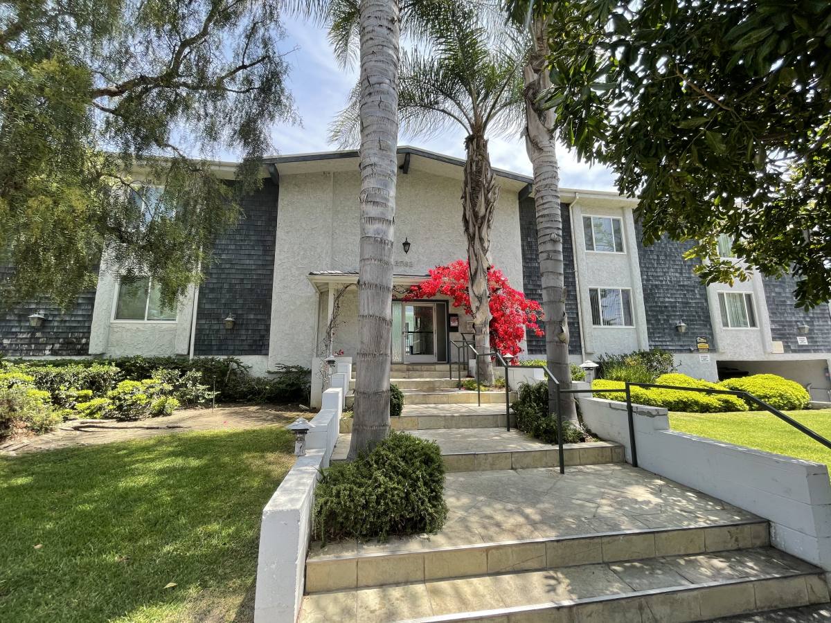 Apartment for rent at 3762 Canfield Ave, Los Angeles, CA 90034