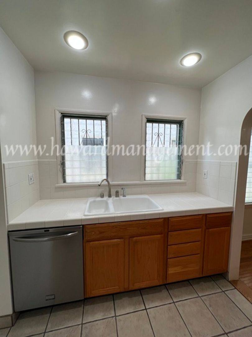 Apartment for rent at 1445 S Canfield Ave, Los Angeles, CA 90035