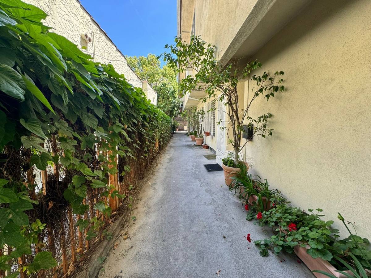 Apartment for rent at 506 N Flores St, Los Angeles, CA 90048