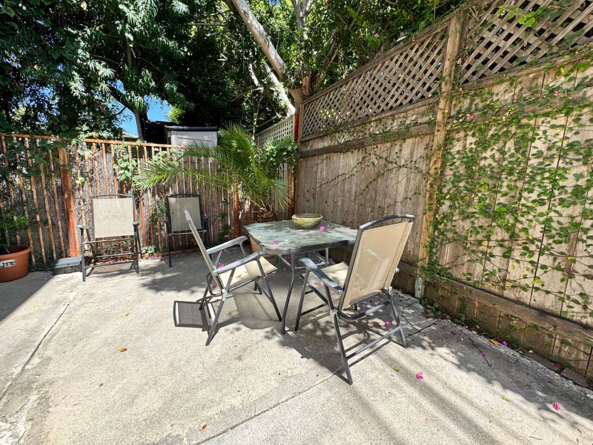 Apartment for rent at 506 N Flores St, Los Angeles, CA 90048