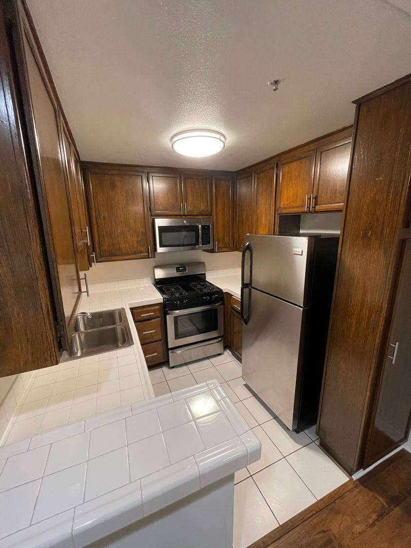 Apartment for rent at 1415 Venice Blvd, Venice, CA 90291
