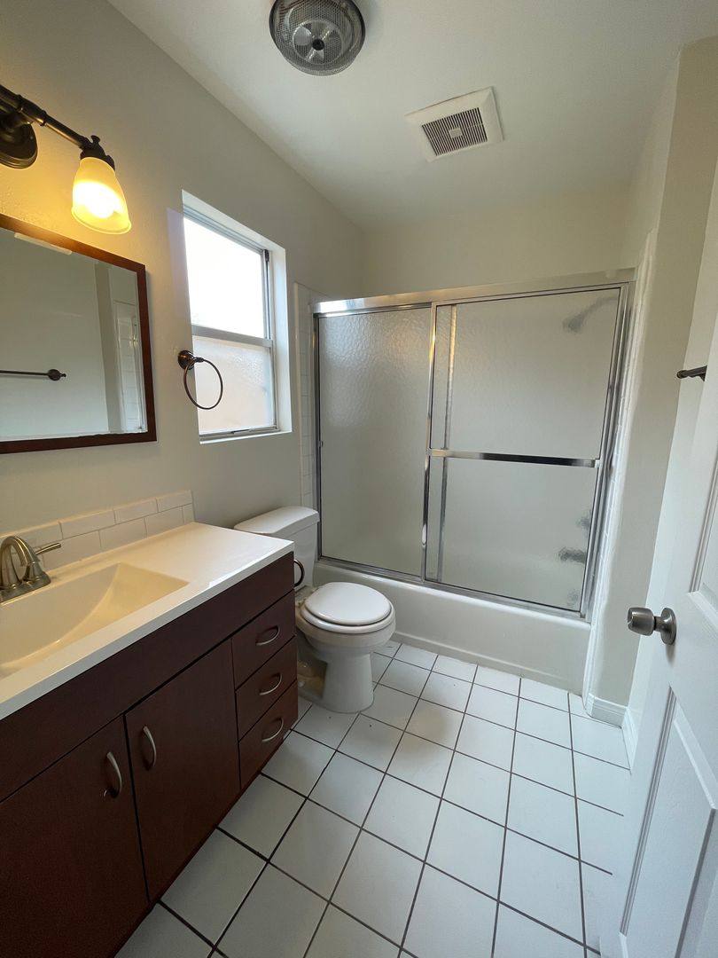 Apartment for rent at 1415 Venice Blvd, Venice, CA 90291