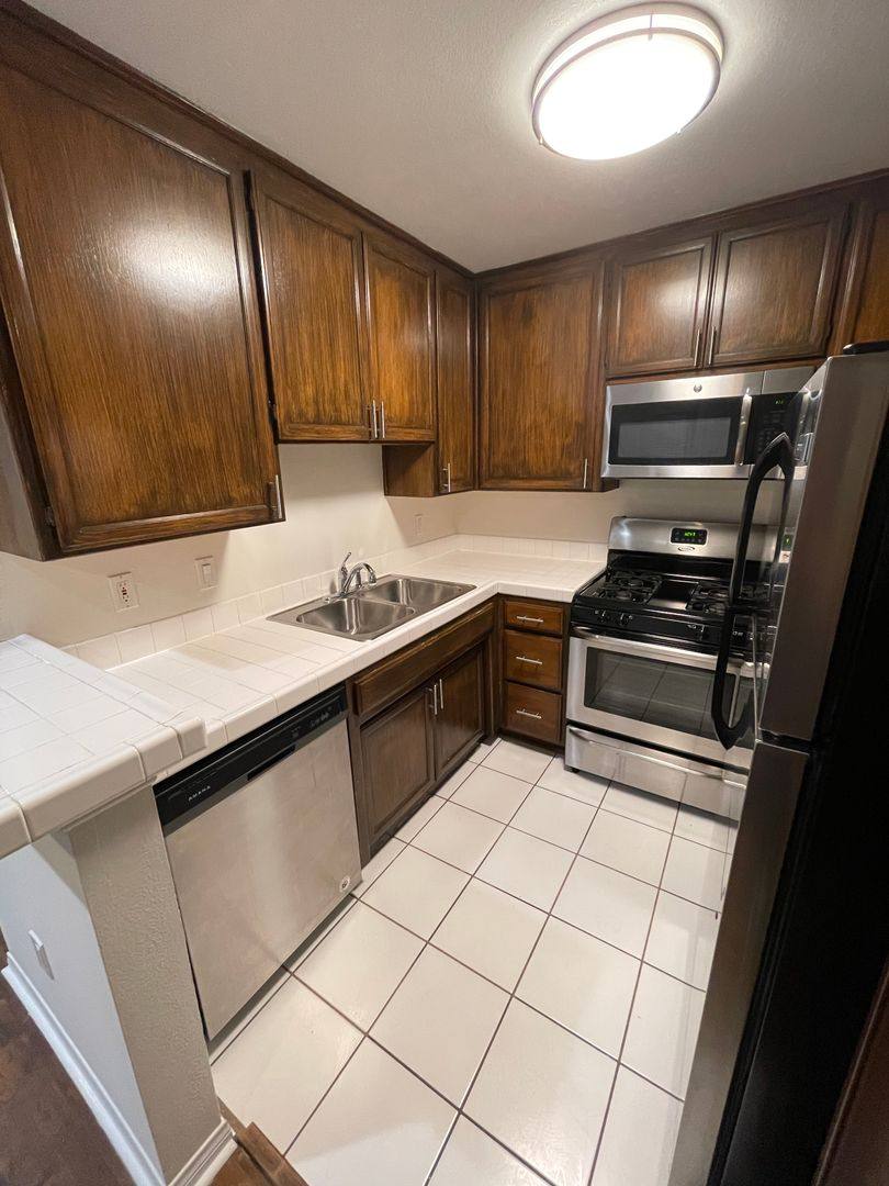 Apartment for rent at 1415 Venice Blvd, Venice, CA 90291