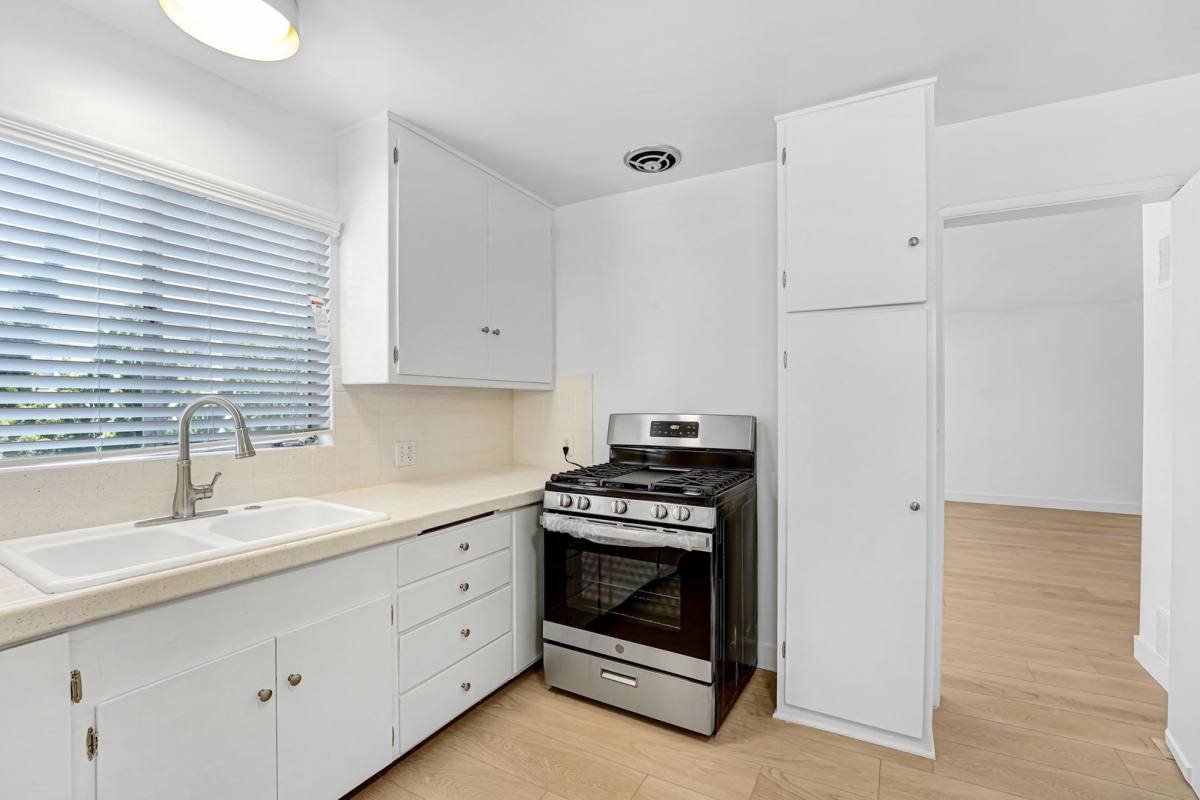 Apartment for rent at 303 California Ave, Santa Monica, CA 90403
