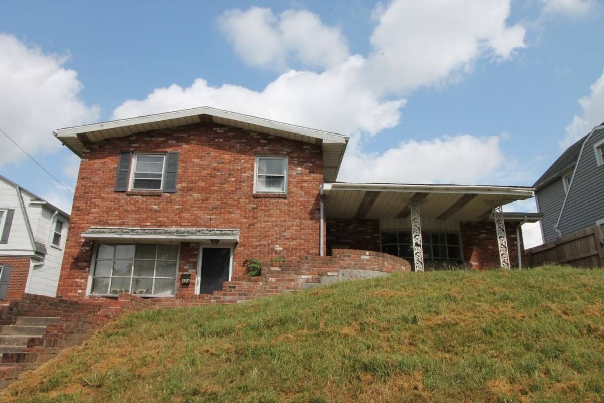 Apartment for rent at 824 W Wayne St, Muncie, IN 47303
