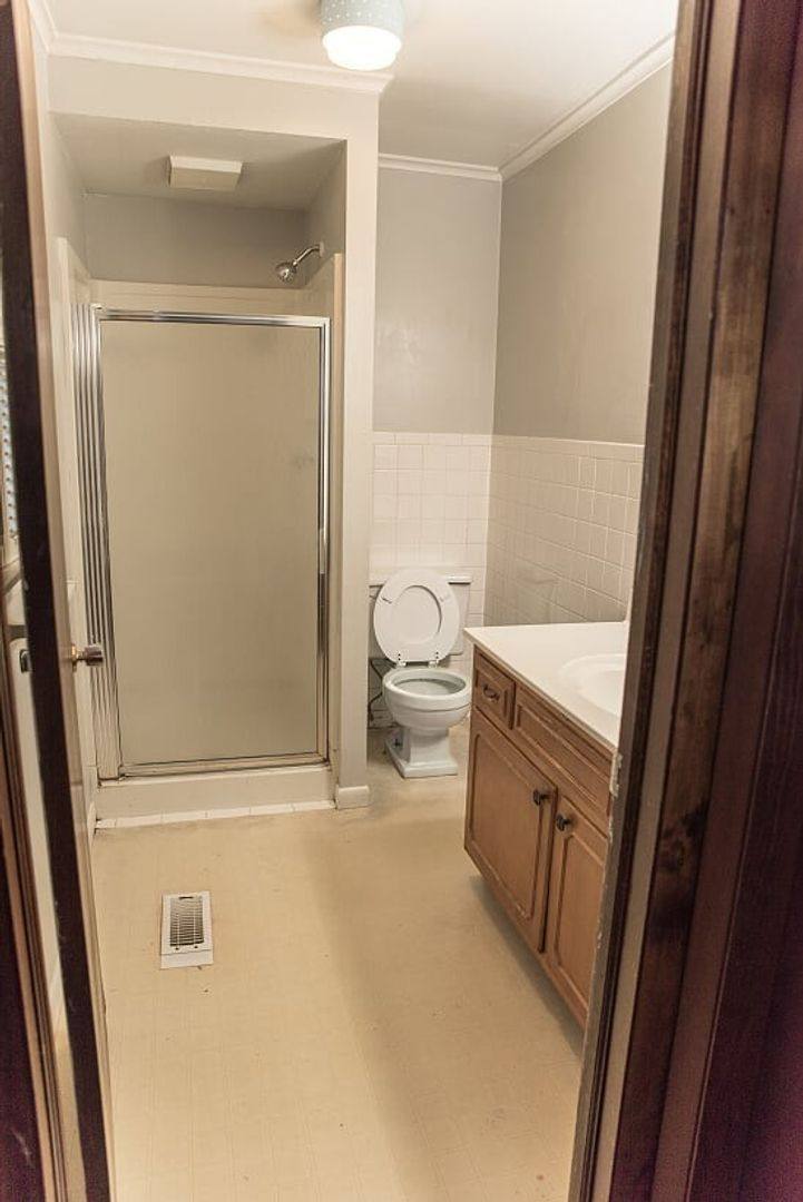 Apartment for rent at 824 W Wayne St, Muncie, IN 47303
