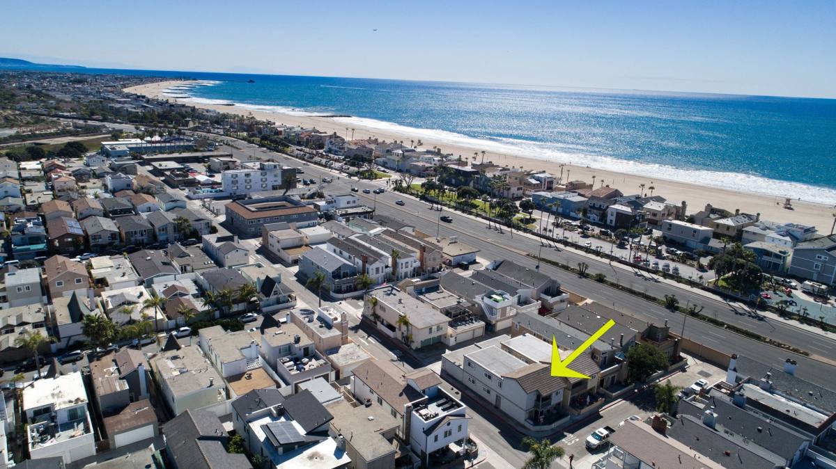 Apartment for rent at 210 Lugonia St, Newport Beach, CA 92663