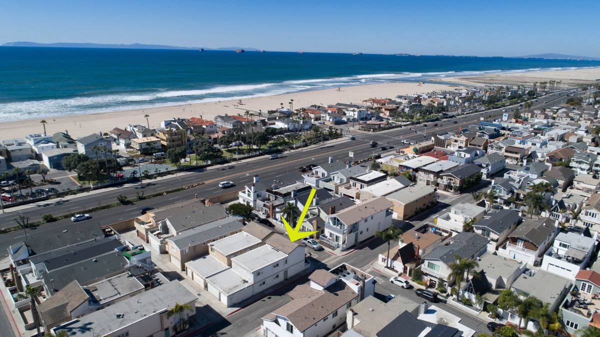 Apartment for rent at 210 Lugonia St, Newport Beach, CA 92663