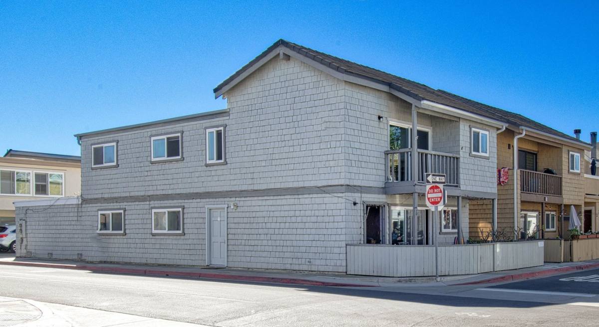 Apartment for rent at 210 Lugonia St, Newport Beach, CA 92663