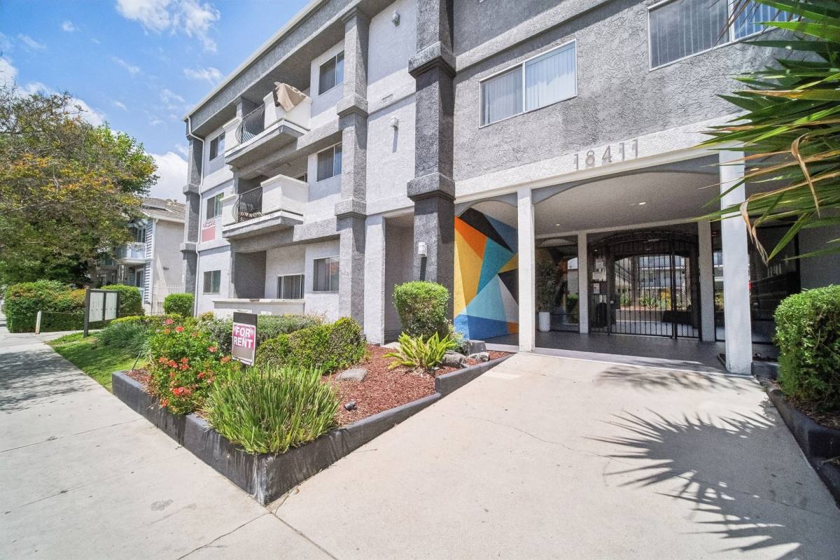 Apartment for rent at 18411 Vincennes St, Northridge, CA 91325