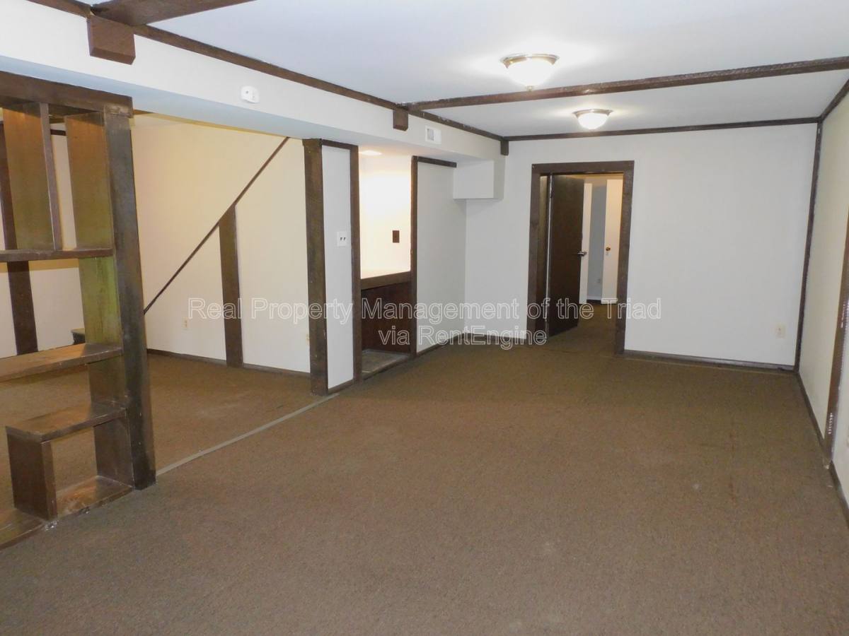 House for rent at 911 Tipperary Dr, Greensboro, NC 27406