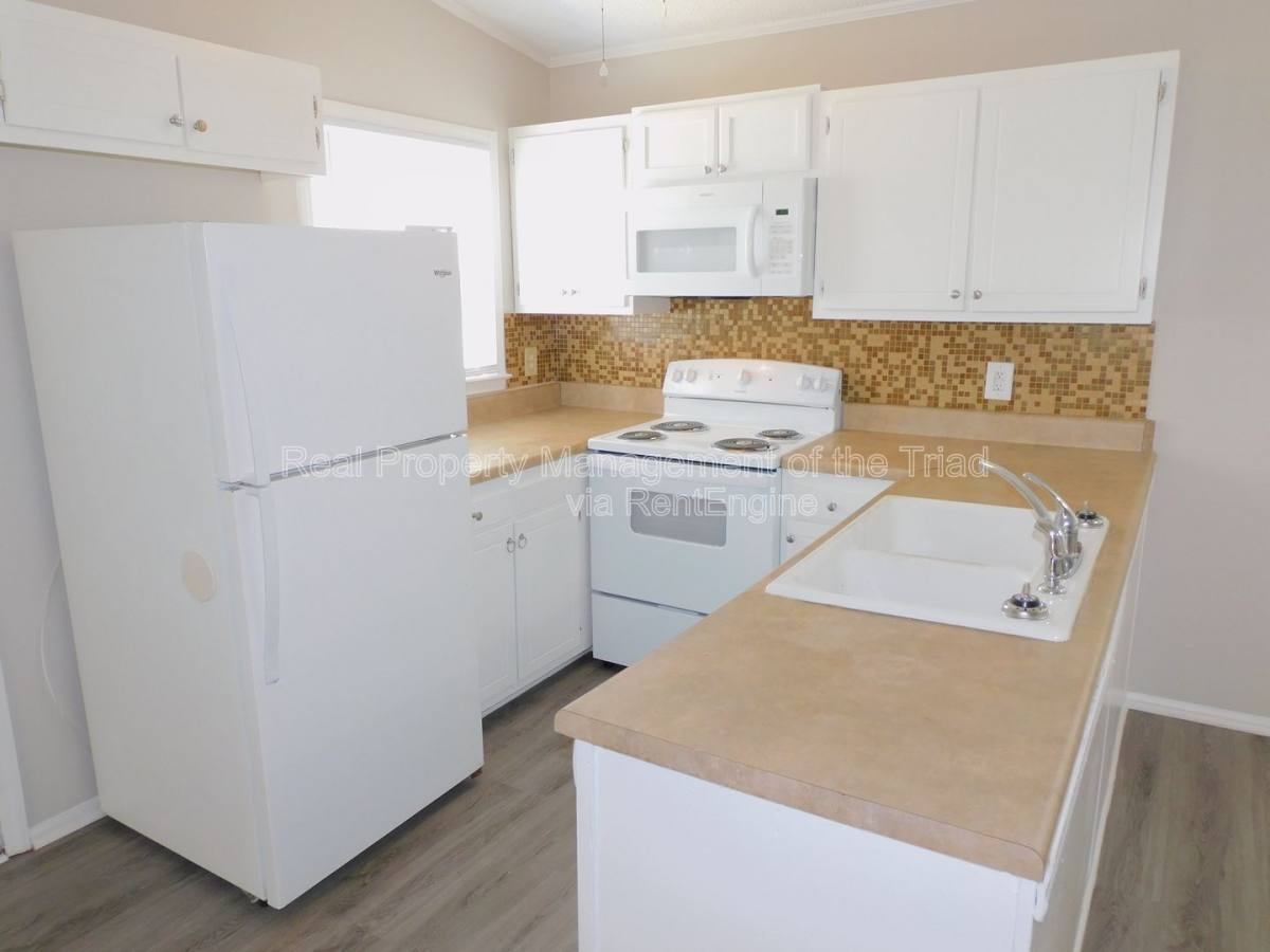 House for rent at 911 Tipperary Dr, Greensboro, NC 27406