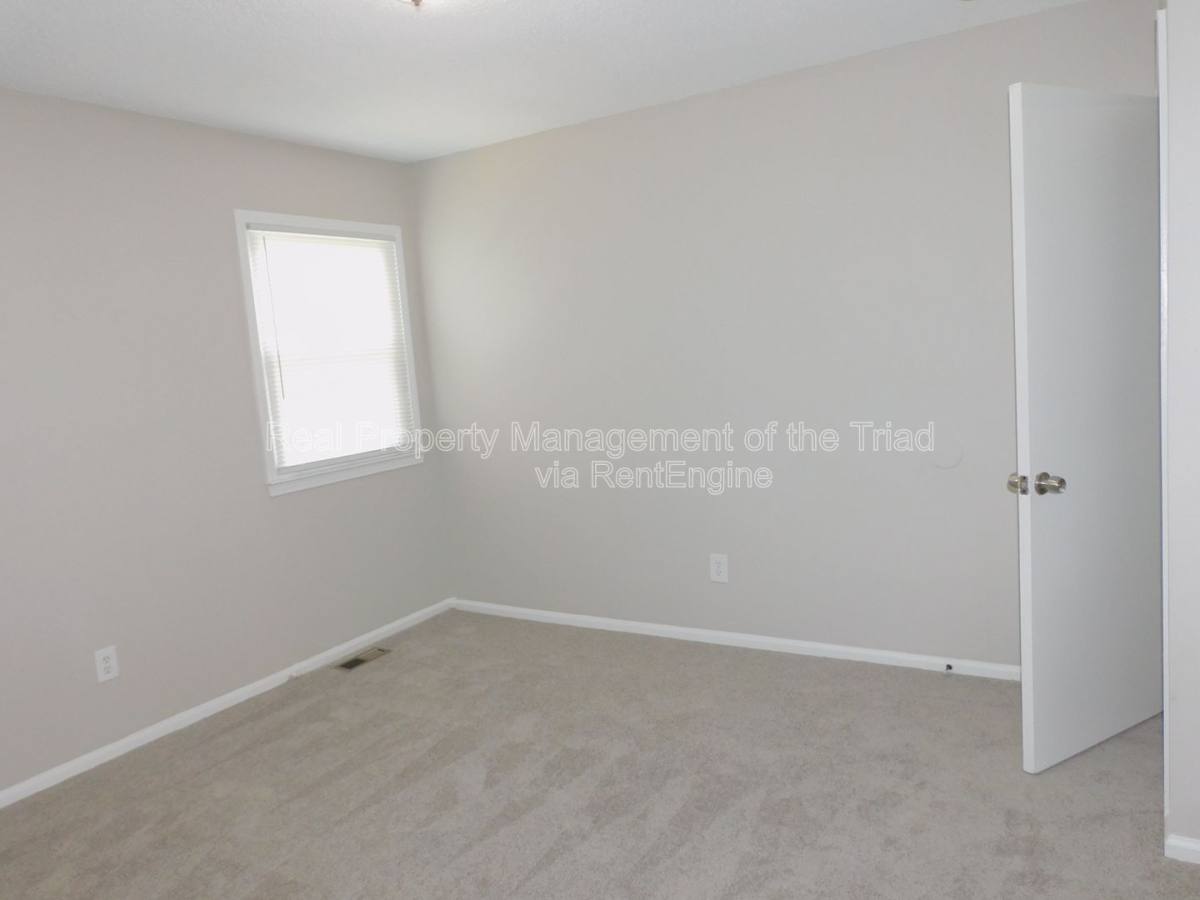 House for rent at 911 Tipperary Dr, Greensboro, NC 27406