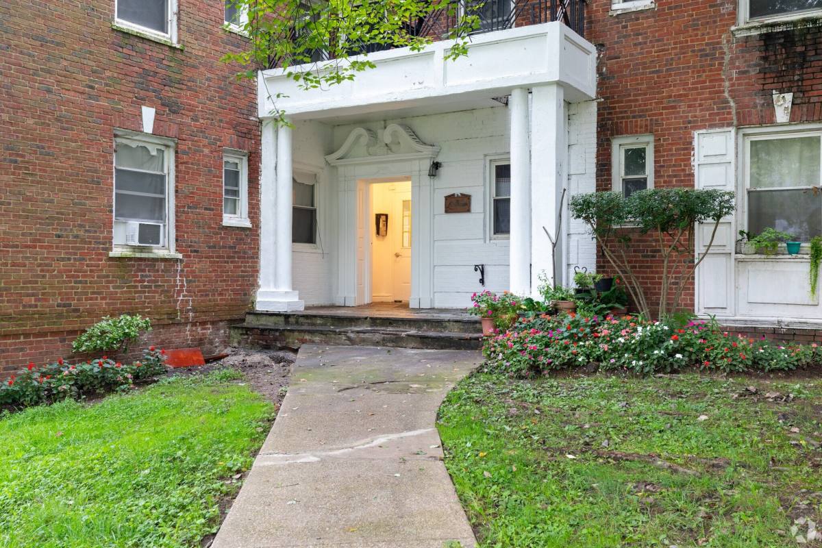 Apartment for rent at 457 W State St #2A, Trenton, NJ 08618