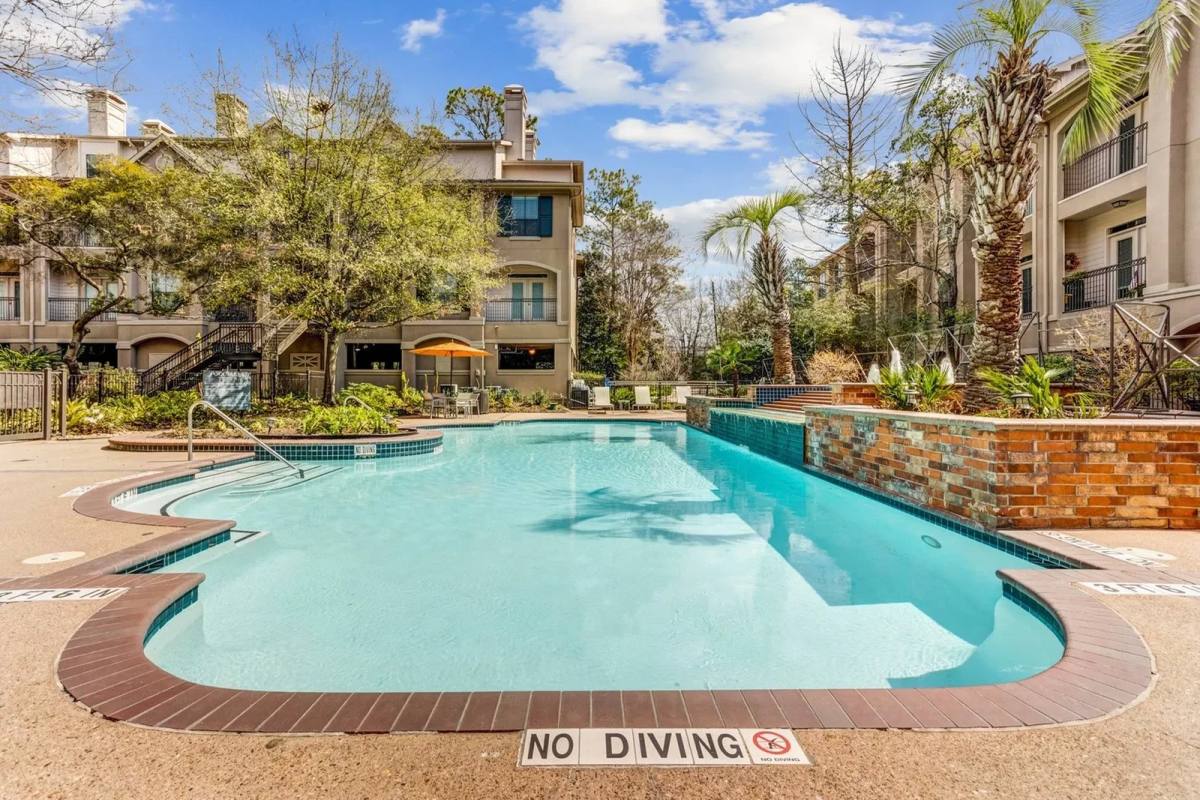 Apartment for rent at 99 N Post Oak Lane, Houston, TX 77024