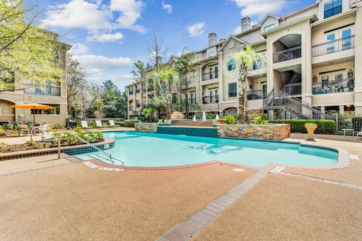 Apartment for rent at 99 N Post Oak Lane, Houston, TX 77024