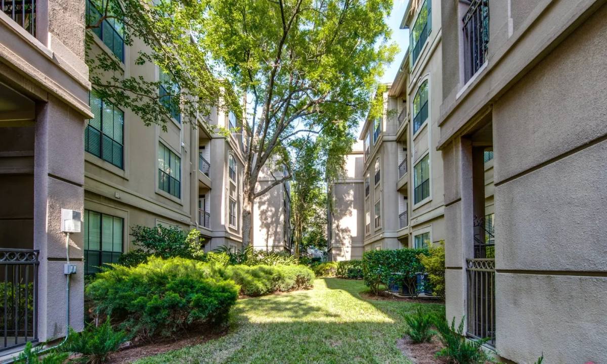 Apartment for rent at 99 N Post Oak Lane, Houston, TX 77024