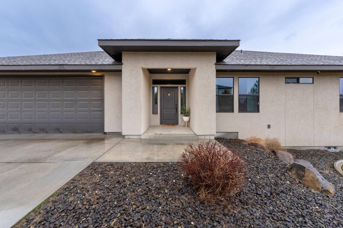 House for rent at 72802 E Grand Bluff Loop, Kennewick, WA 99338