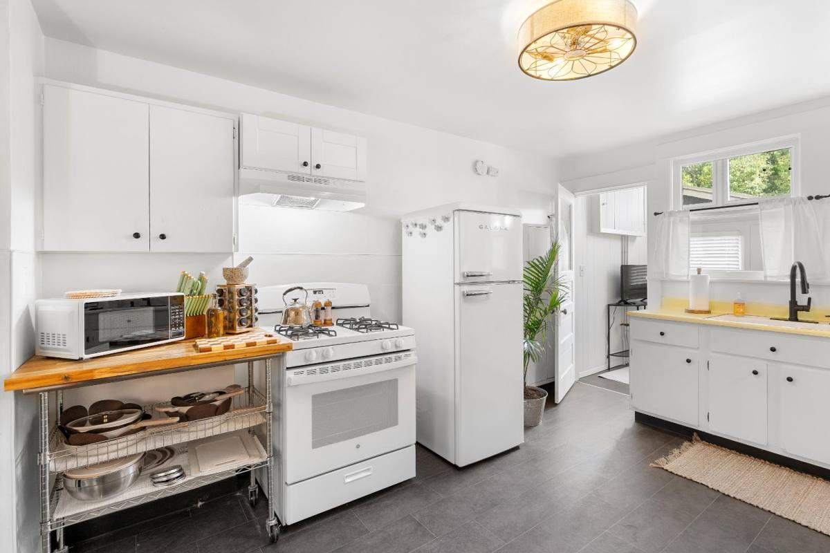 Apartment for rent at 832 SE 29th Ave #832 Belmont, Portland, OR 97214