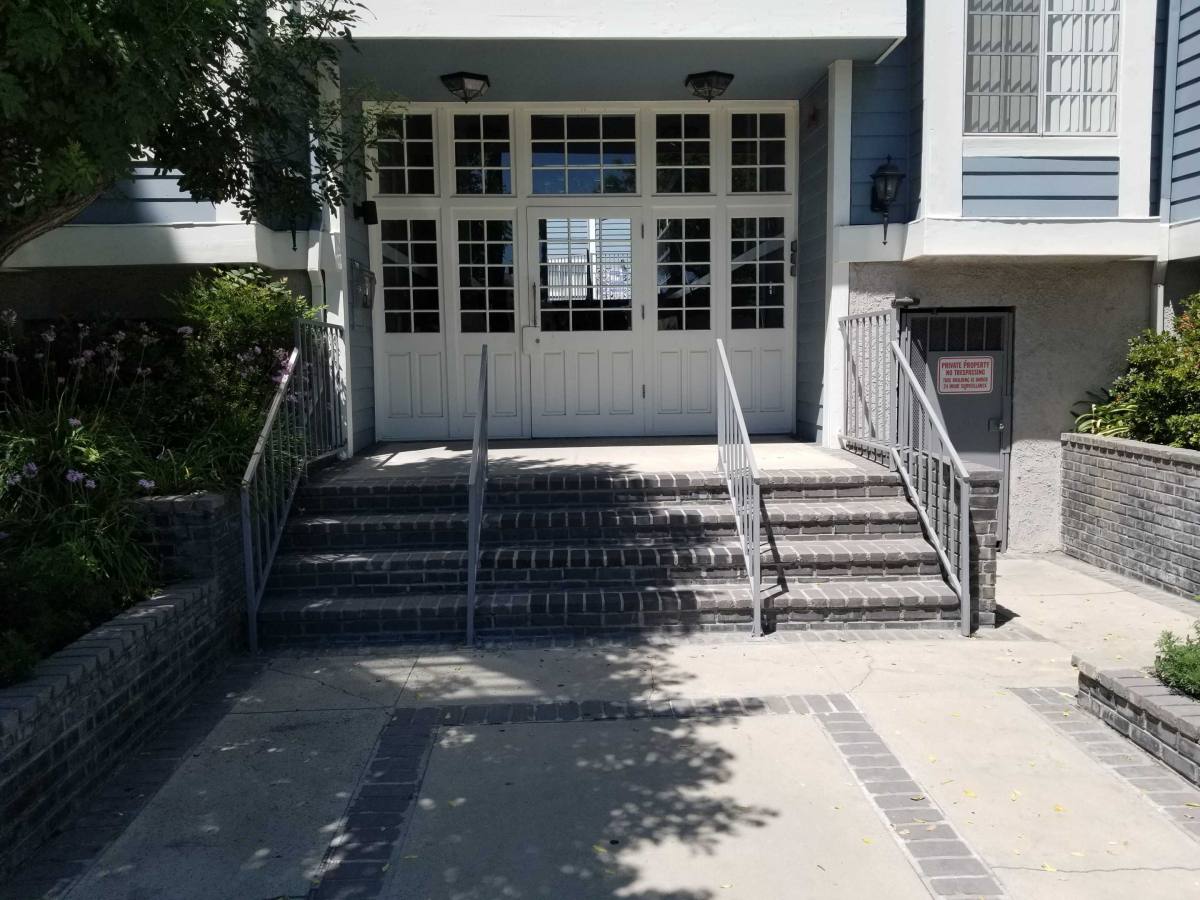Apartment for rent at 19129 Sherman Way #206, Reseda, CA 91335
