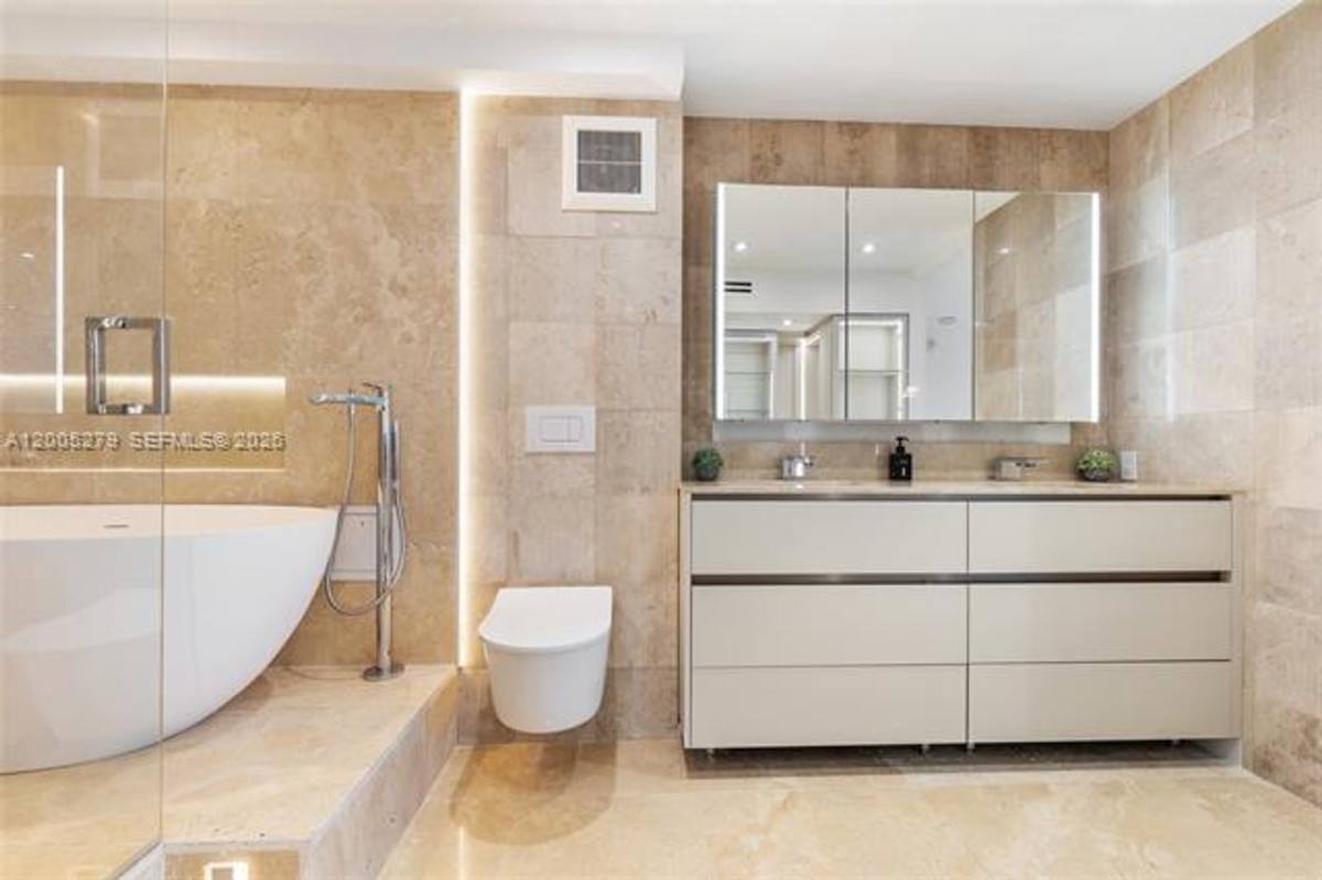 Apartment for rent at 2301 Collins Ave, Miami Beach, FL 33139