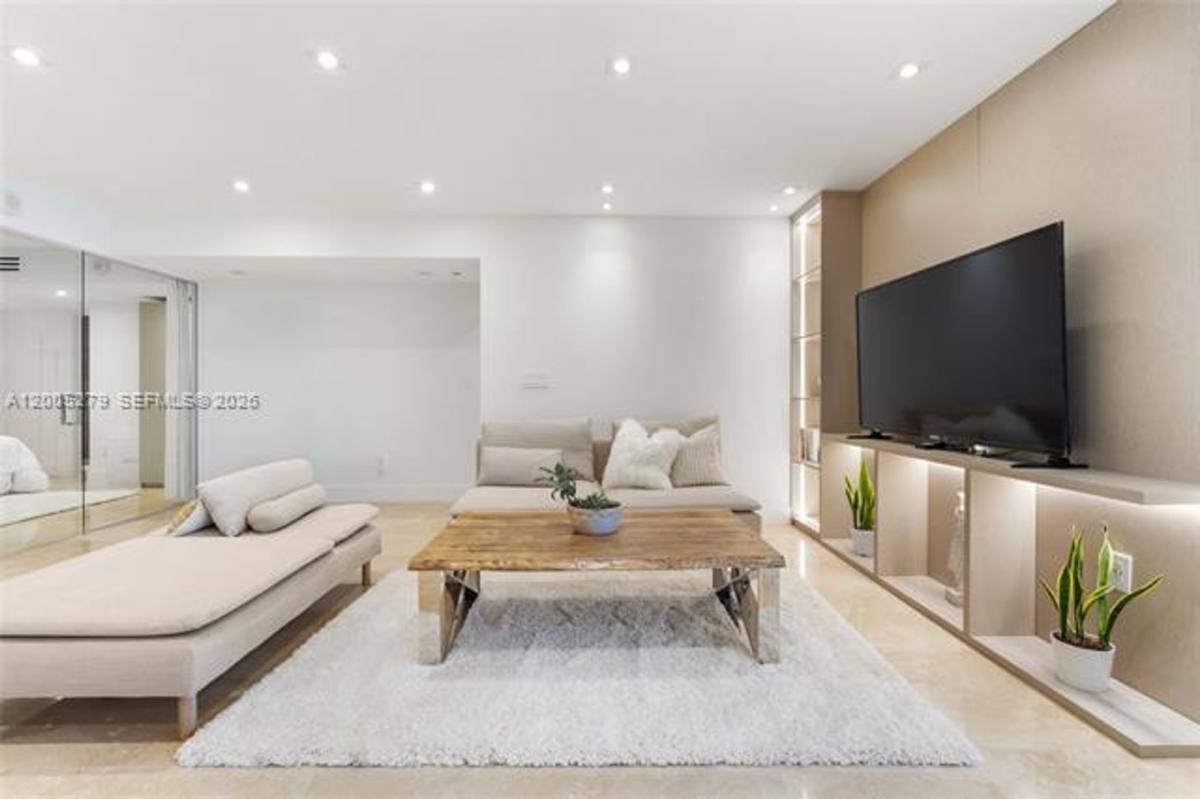 Apartment for rent at 2301 Collins Ave, Miami Beach, FL 33139
