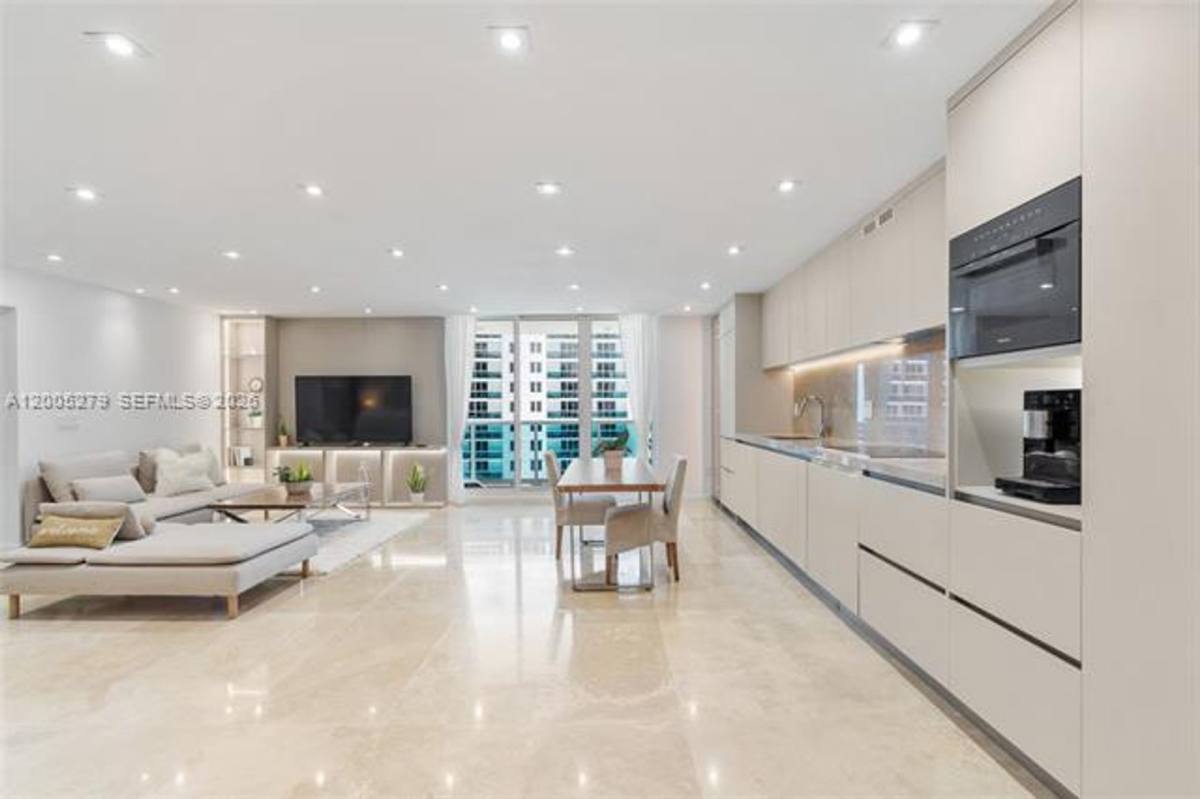 Apartment for rent at 2301 Collins Ave, Miami Beach, FL 33139