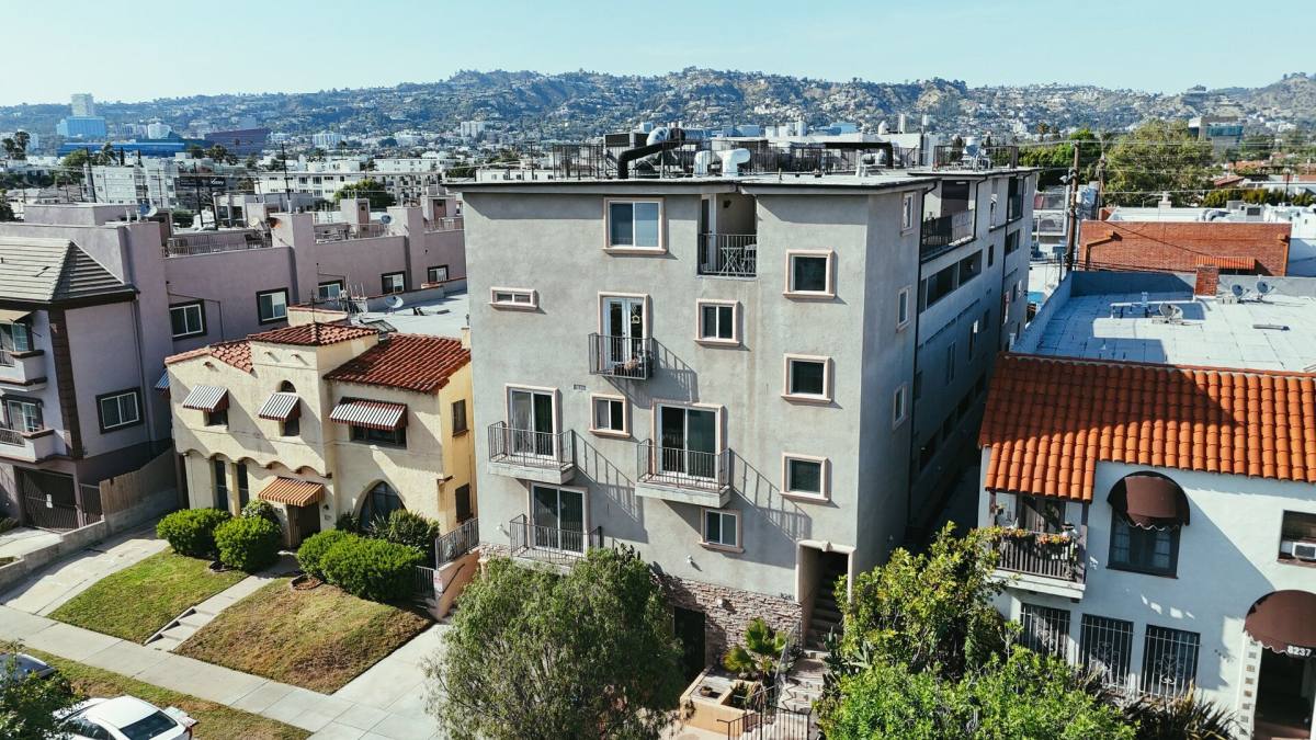 Townhouse for rent at 8241 Blackburn Ave, Los Angeles, CA 90048