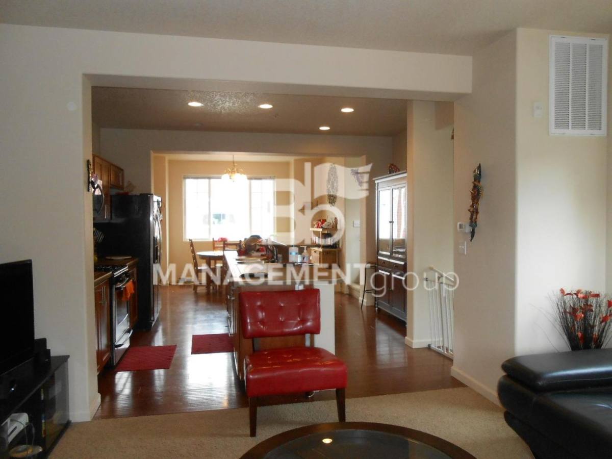 Townhouse for rent at 340 NW 116th Ave, Portland, OR 97229