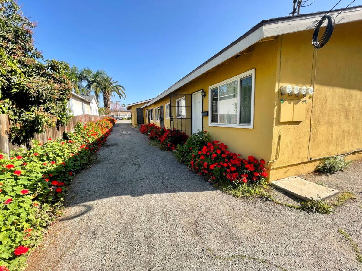 Apartment for rent at 114-118 W 1st Ave, La Habra, CA 90631