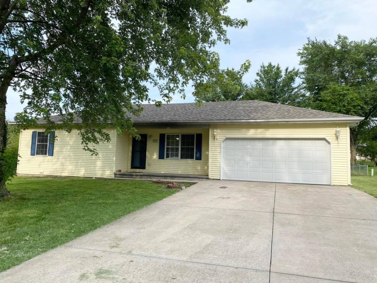 House for rent at 800 Willow St, Marshfield, MO 65706