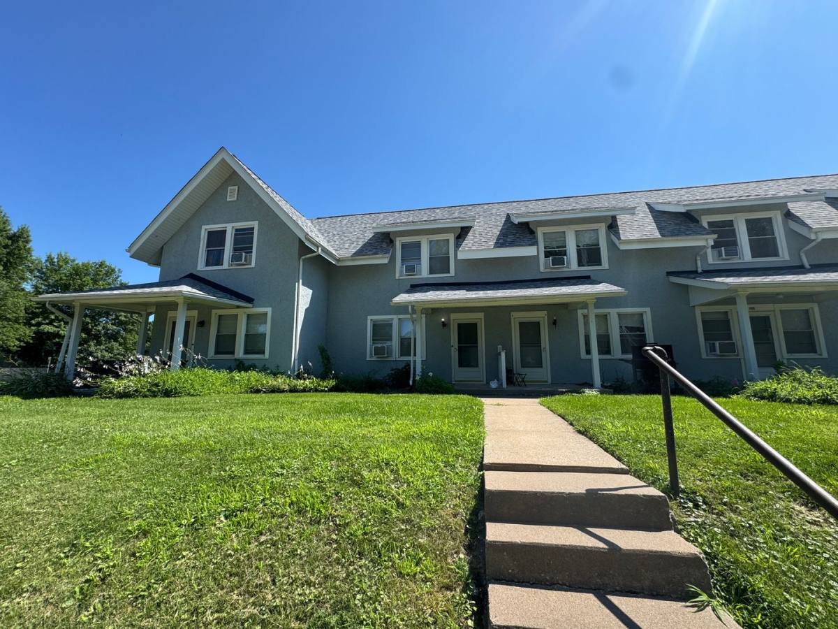 412 15th Ave, Moline, IL 61265 - Townhouse for Rent - Image 1