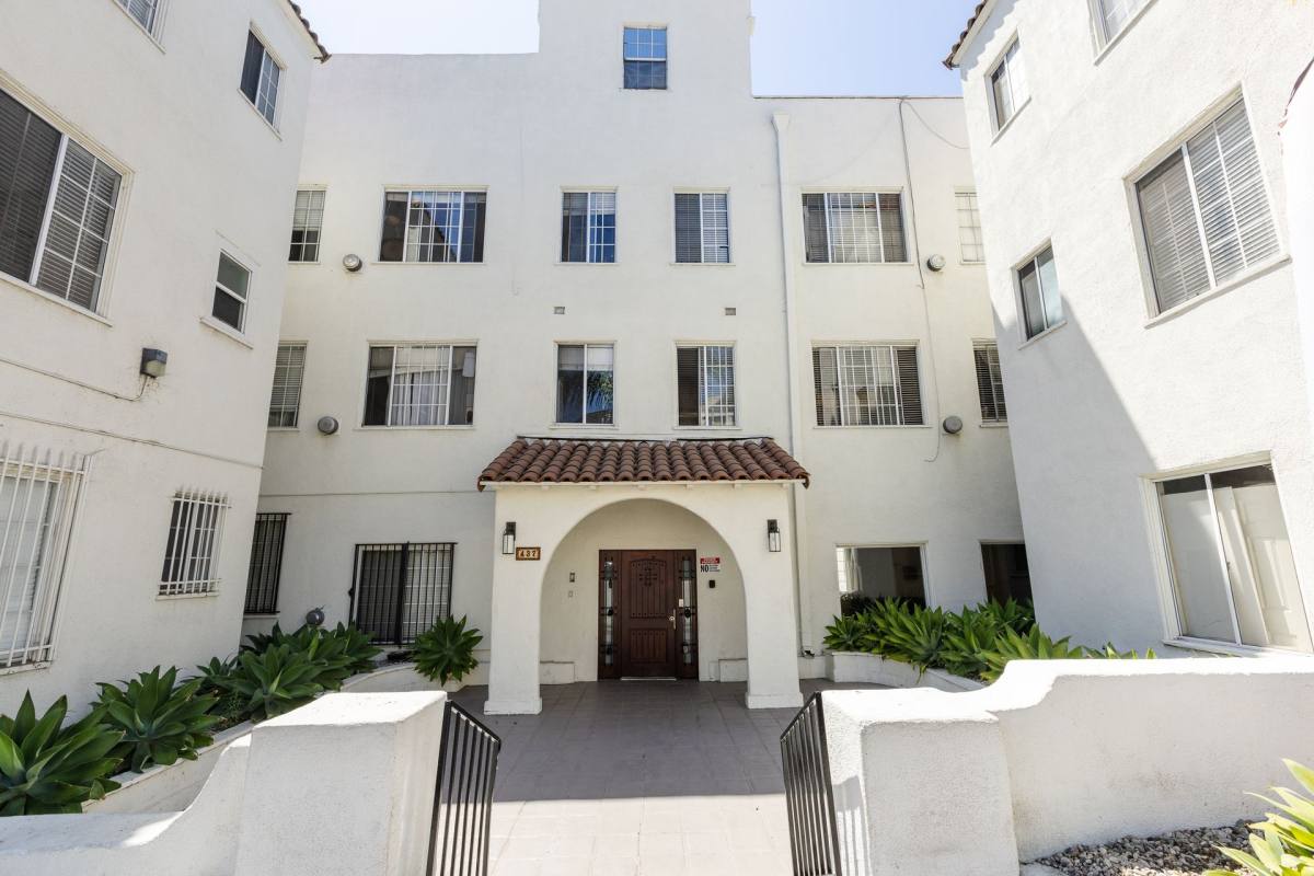 Apartment for rent at 437 N Ardmore Ave, Los Angeles, CA 90004
