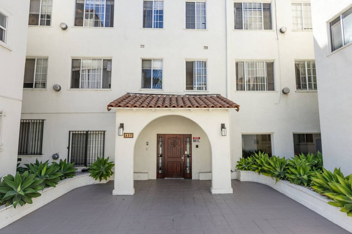 Apartment for rent at 437 N Ardmore Ave, Los Angeles, CA 90004