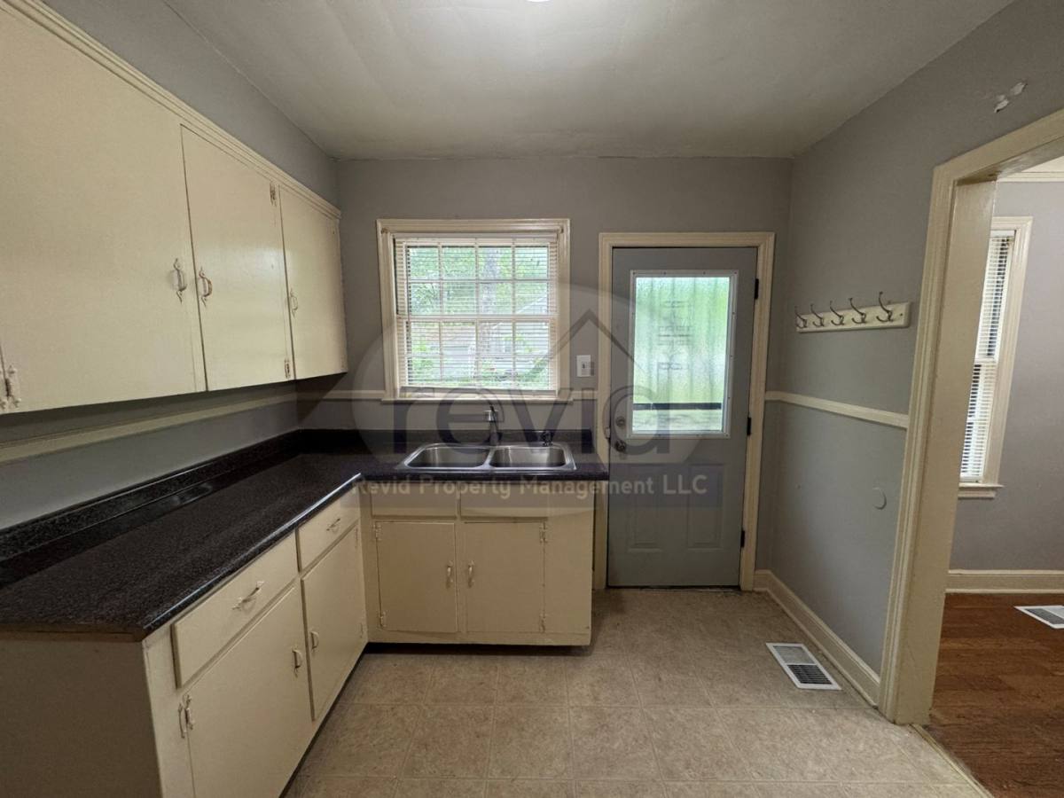 House for rent at 705 S Graham St, Memphis, TN 38111