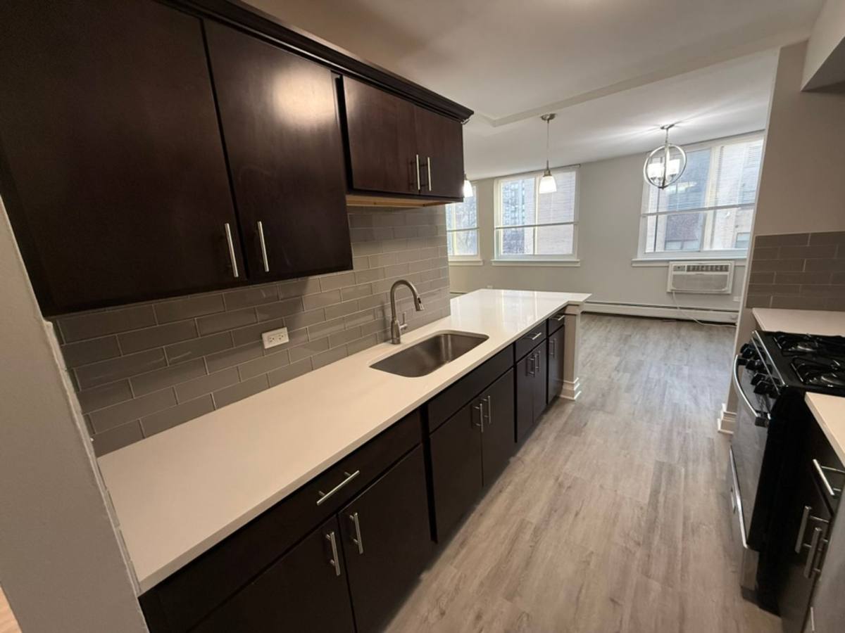Apartment for rent at 5800 N Sheridan Rd, Chicago, IL 60660