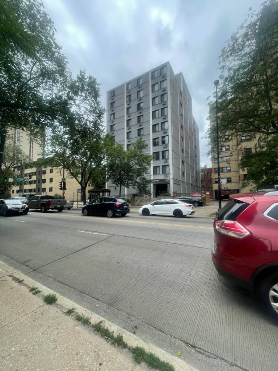 Apartment for rent at 5800 N Sheridan Rd, Chicago, IL 60660