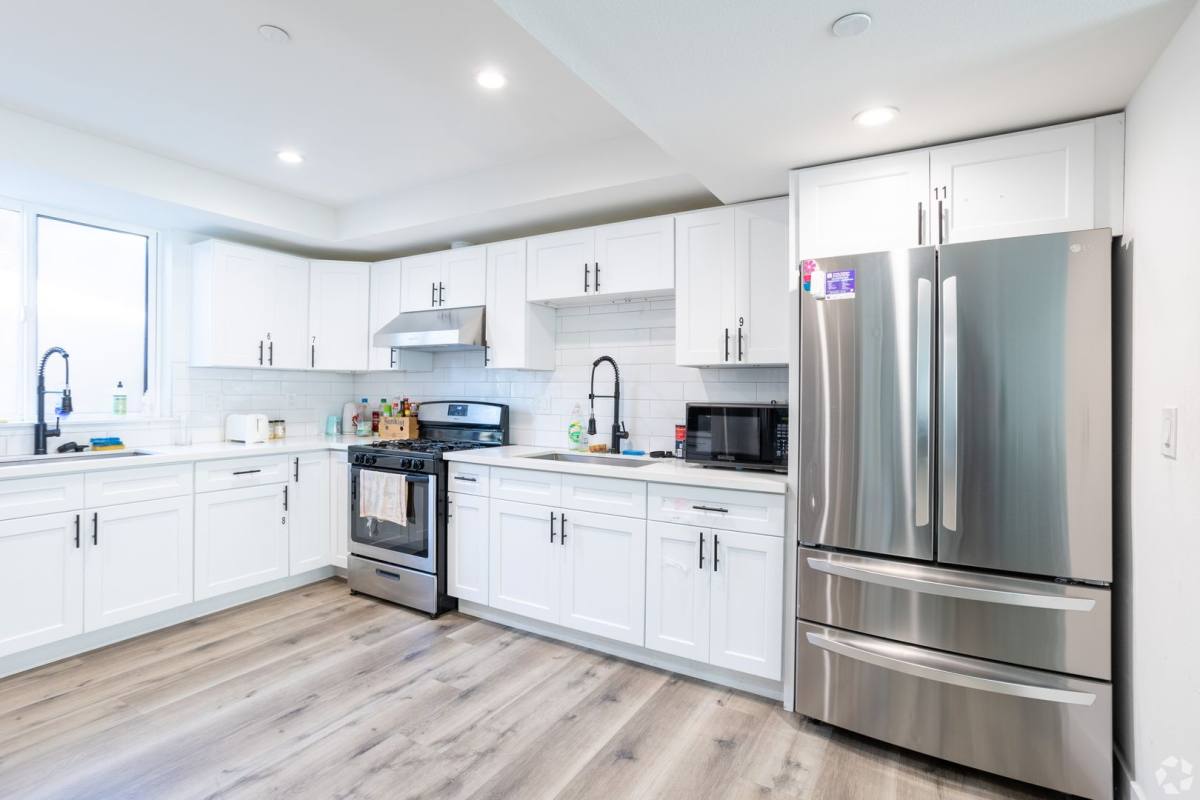 Apartment for rent at 1530 W 37th St, Los Angeles, CA 90018