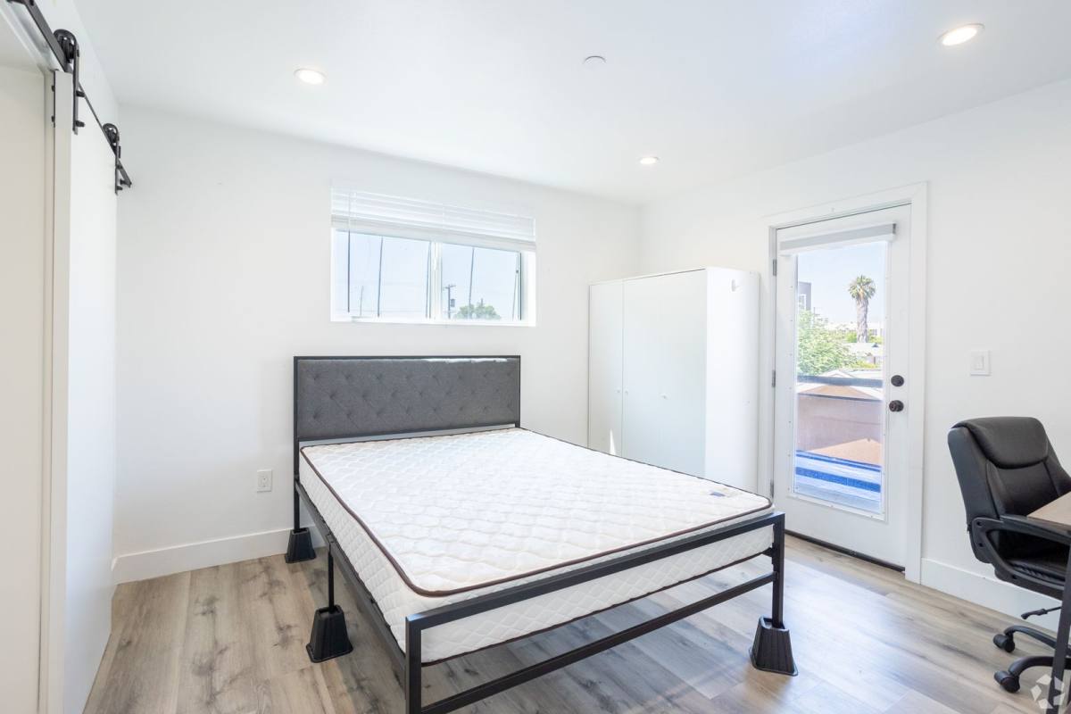 Apartment for rent at 1530 W 37th St, Los Angeles, CA 90018