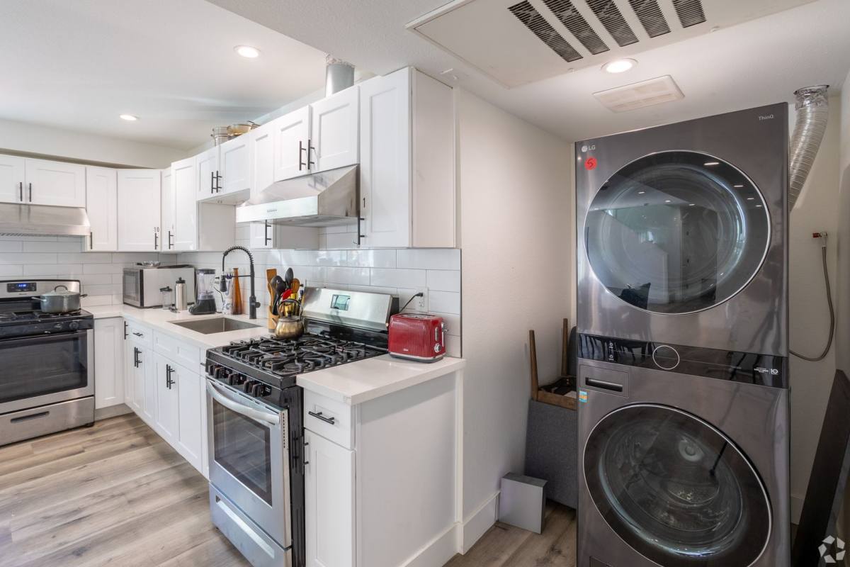 Apartment for rent at 1530 W 37th St, Los Angeles, CA 90018