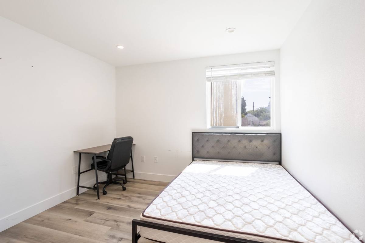 Apartment for rent at 1530 W 37th St, Los Angeles, CA 90018