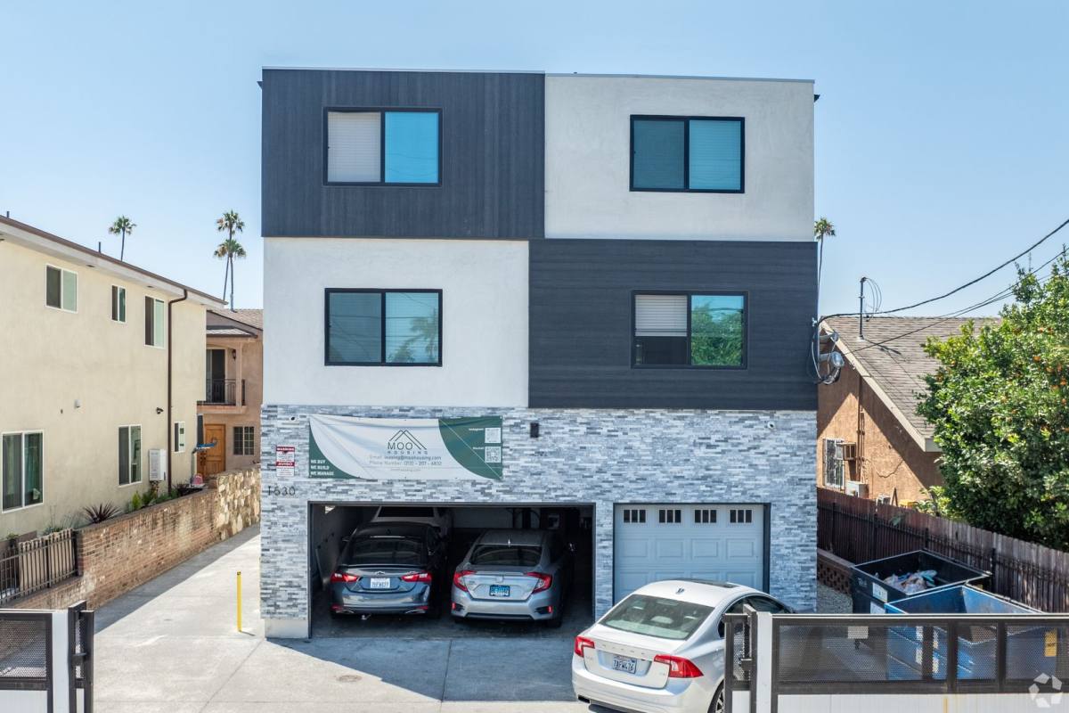 Apartment for rent at 1530 W 37th St, Los Angeles, CA 90018
