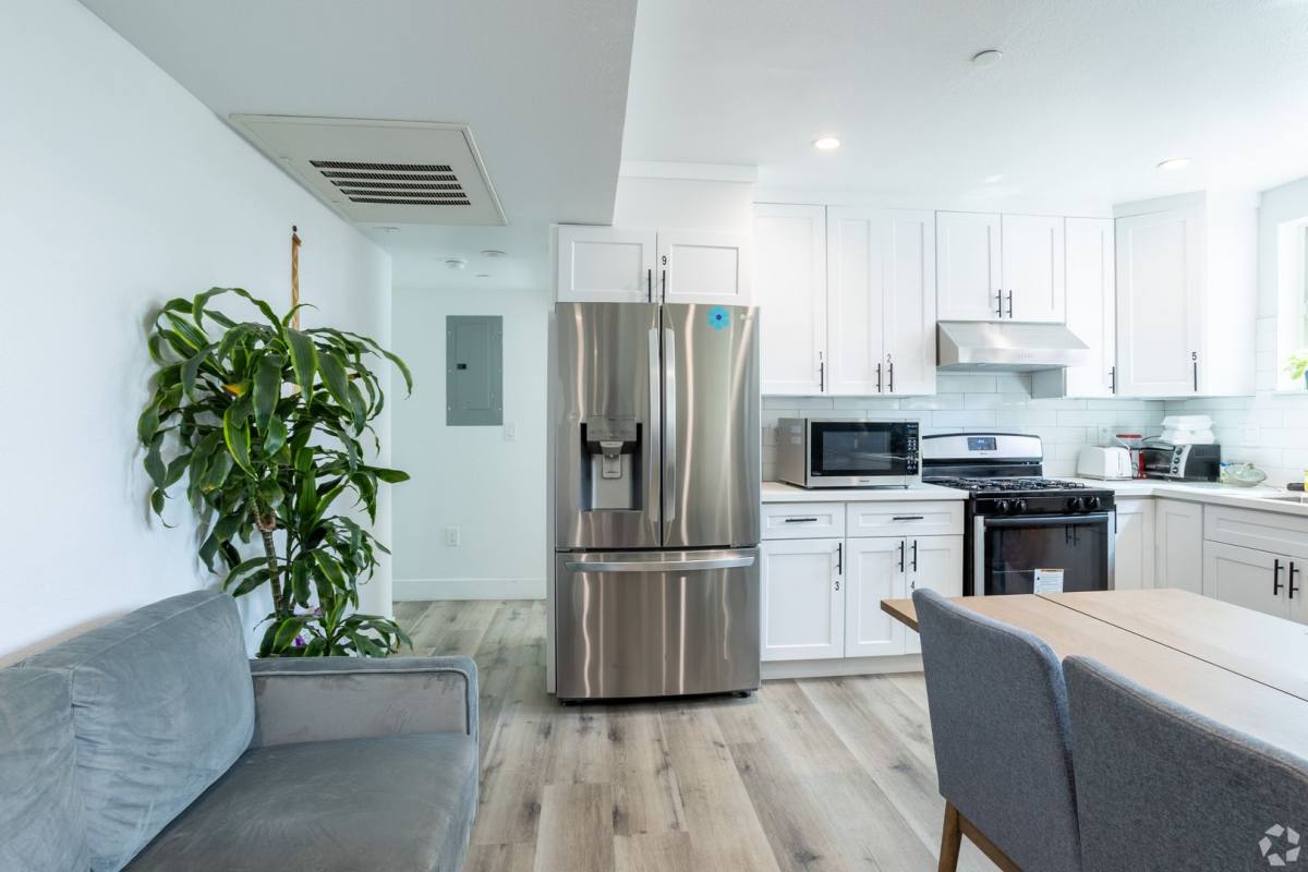 Apartment for rent at 1530 W 37th St, Los Angeles, CA 90018