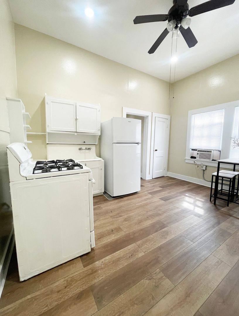 Apartment for rent at 1704 Ave L, Galveston, TX 77550
