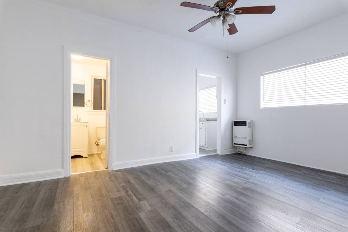 Apartment for rent at 975-985 Oxford Ave, Los Angeles, CA 90006