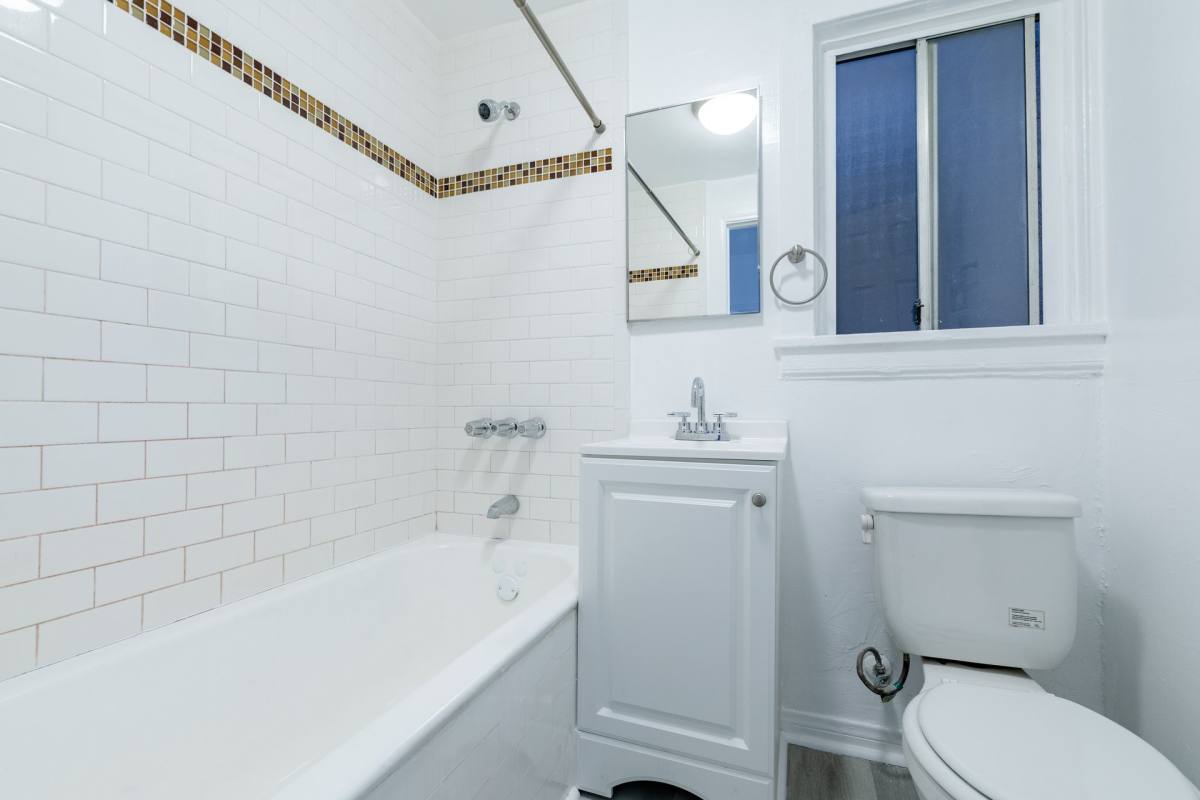 Apartment for rent at 975-985 Oxford Ave, Los Angeles, CA 90006